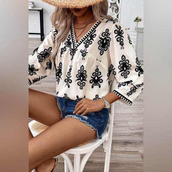 Beige Vintage Geometric Printed 3/4
Sleeve V Neck Blouse Brand New in Package - Picture 2 of 8